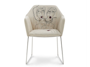 Тканевый стул с подлокотниками