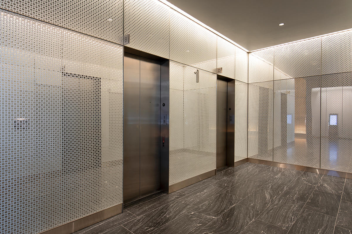 FSRT634 Коридор верхнего уровня с градиентным стеклом vivigraphix в конфигурации обзора с промежуточным слоем с парообразным рисунком и стандартной отделкой; система выравнивания стен с панелями из вивихромного хромового стекла в отражающей конфигурации с Forms-surfaces  - Вид №1