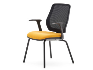 Мягкое сетчатое офисное кресло с подлокотниками