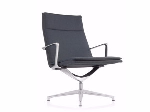 Тканевое кресло с подлокотниками