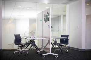 FSRT465 Мобильные стеклянные панели Jot с рамами с порошковым покрытием белой текстуры и ультра-белым диамалитовым стеклом с магнитной прослойкой и стандартной отделкой.  Forms-surfaces