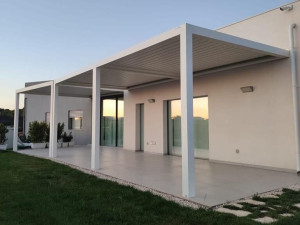 Пергола из алюминия с поворотными пластинами