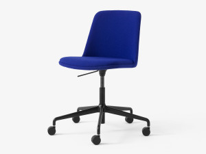 Мягкое регулируемое по высоте вращающееся офисное кресло