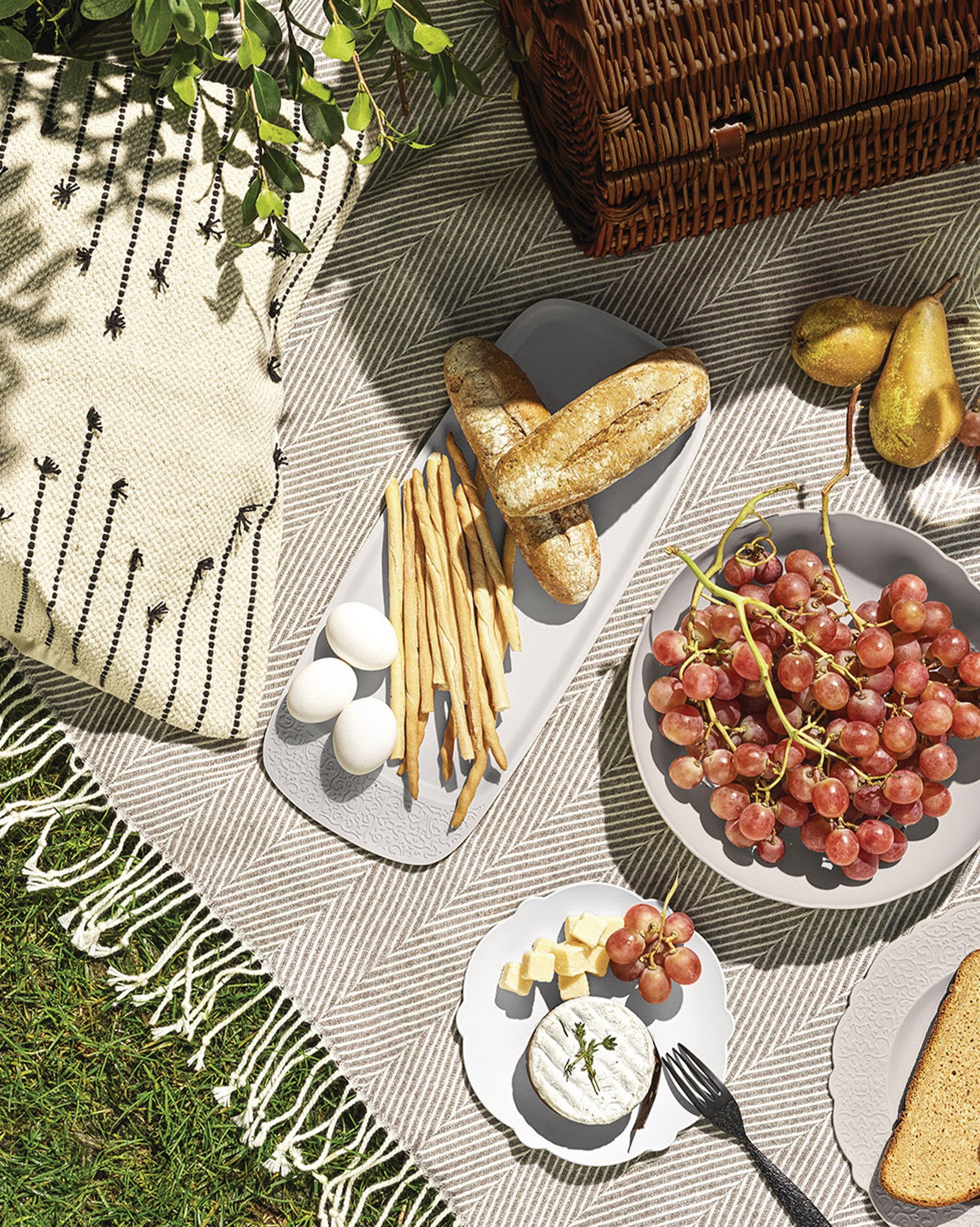 Сервировочная тарелка Alessi, одетая на пленэре MW72/22 - Вид №1