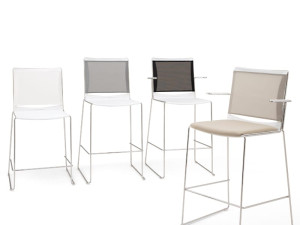 Высокий табурет с подставкой для ног