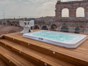 Jacuzzi® Встроенная гидромассажная ванна для использования на открытом воздухе Professional