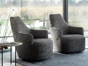 Тканевое кресло с высокой спинкой