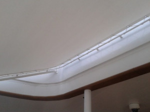 Натяжная конструкция из нержавеющей стали и ПВХ