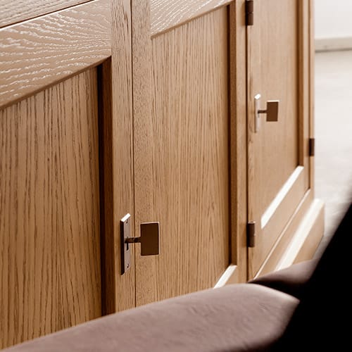 Шкаф с 3 дверцами и 4 ящиками из массива дерева Devina Nais English ARCH-00135731 - Вид №2