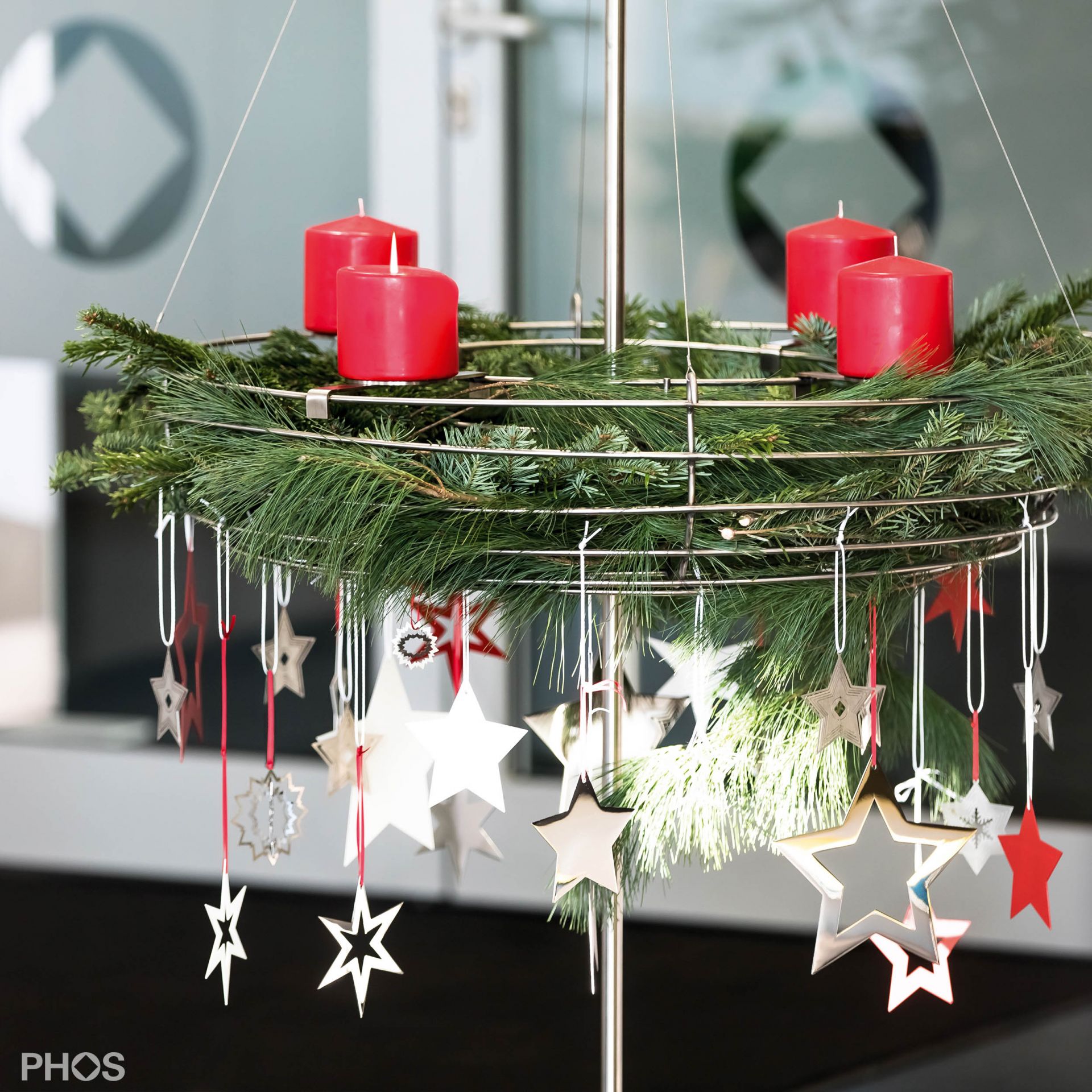 AKS1 Подставка для венка Адвента с корзиной, основание: серое. PHOS 