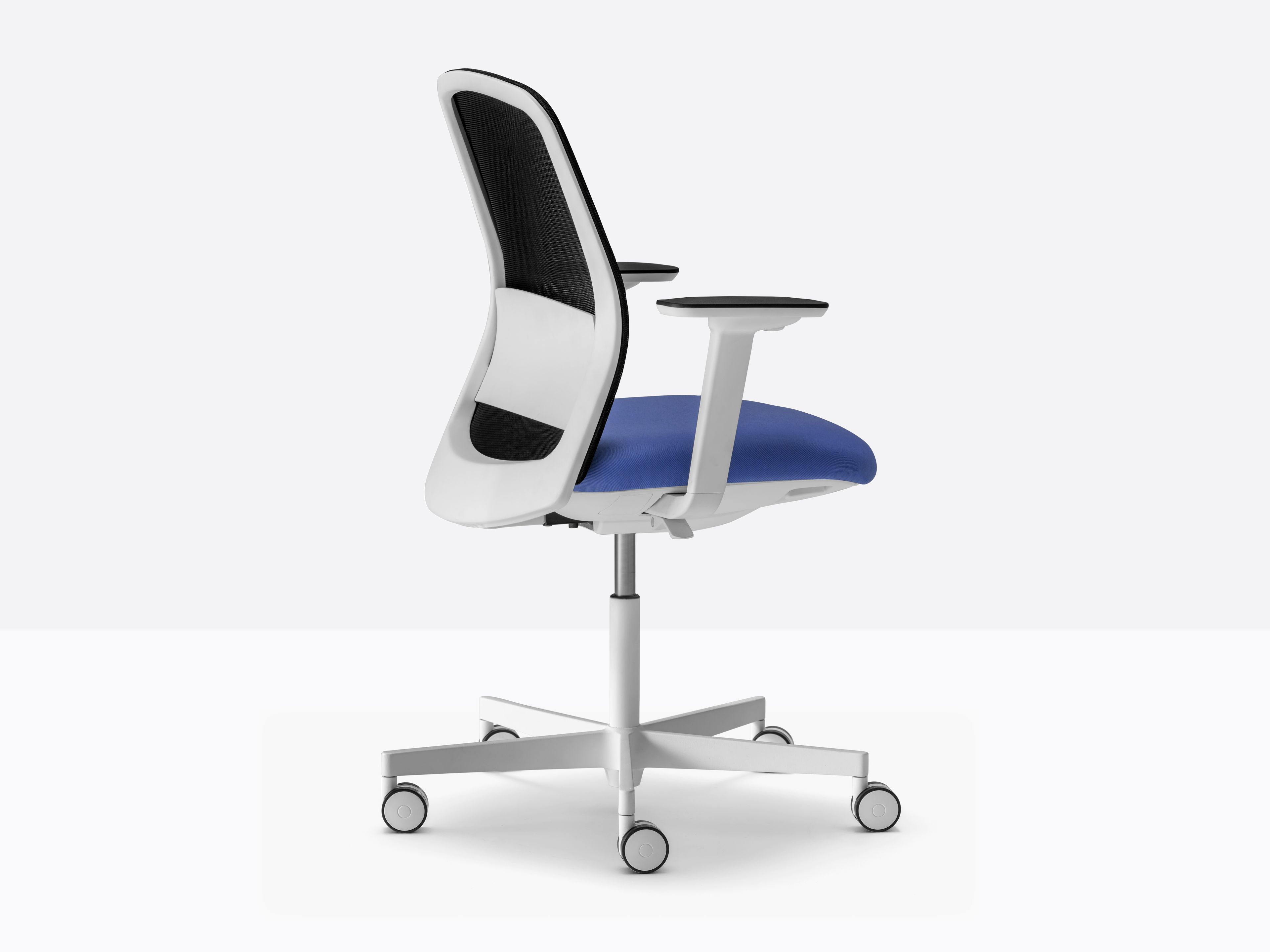 Поворотный сетчатый офисный стул с подлокотниками 5 спиц Pedrali Polar ARCH-00147395