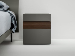 Деревянная прямоугольная тумбочка с ящиками