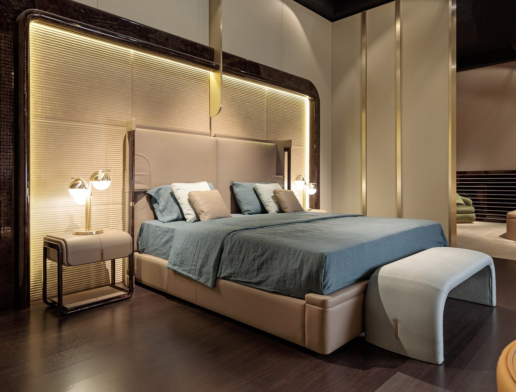 Кожаная двуспальная кровать с мягким изголовьем Turri ARCH-00126349 - Вид №2