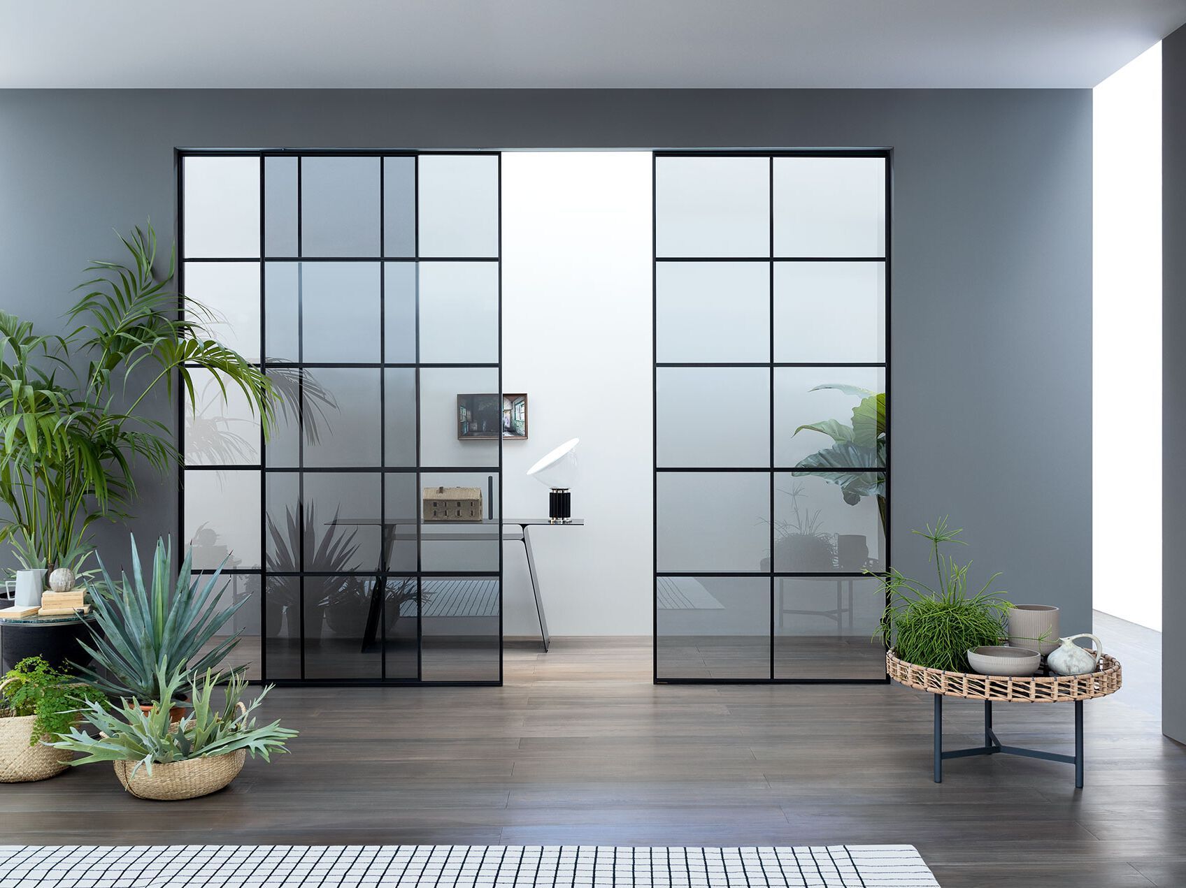 Алюминиевая и стеклянная дверь Lualdi раздвижные и поворотные системы из стекла ARCH-00048158