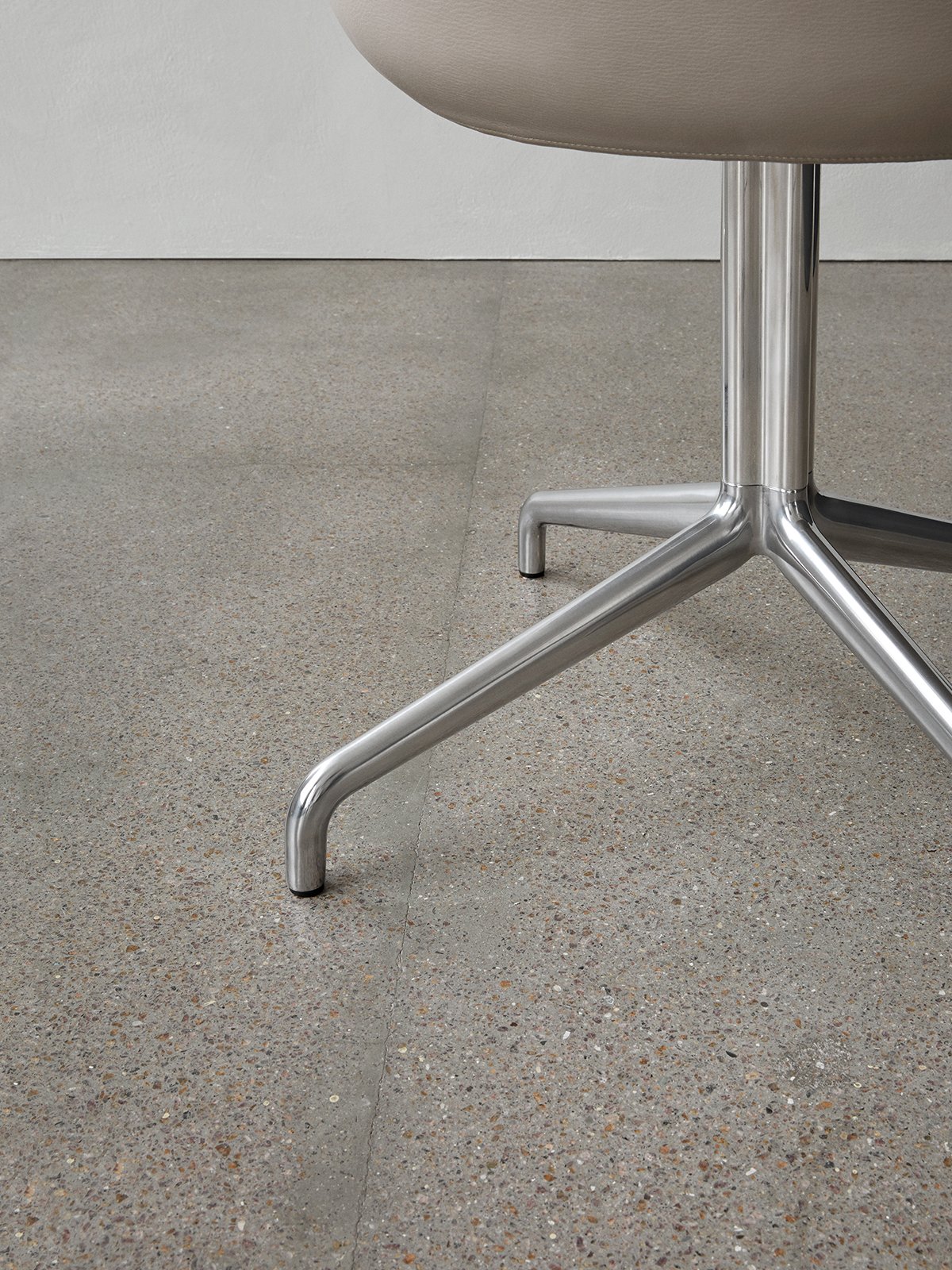 400274 MENU Обеденный стул Harbour, хромированная основа со звездой, обитый Полированная алюминиевая звездочка с поворотным возвратом  - Вид №4