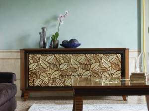 Деревянный шкаф