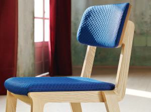 Деревянный стул с мягким сиденьем