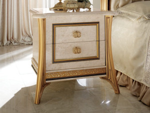 Деревянная прямоугольная тумбочка с ящиками