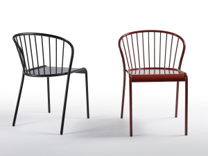 Окрашенный металлический садовый стул