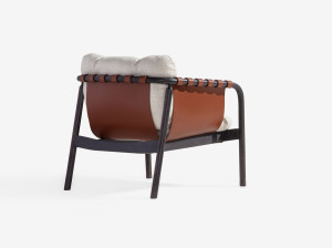 Кресло с подлокотниками