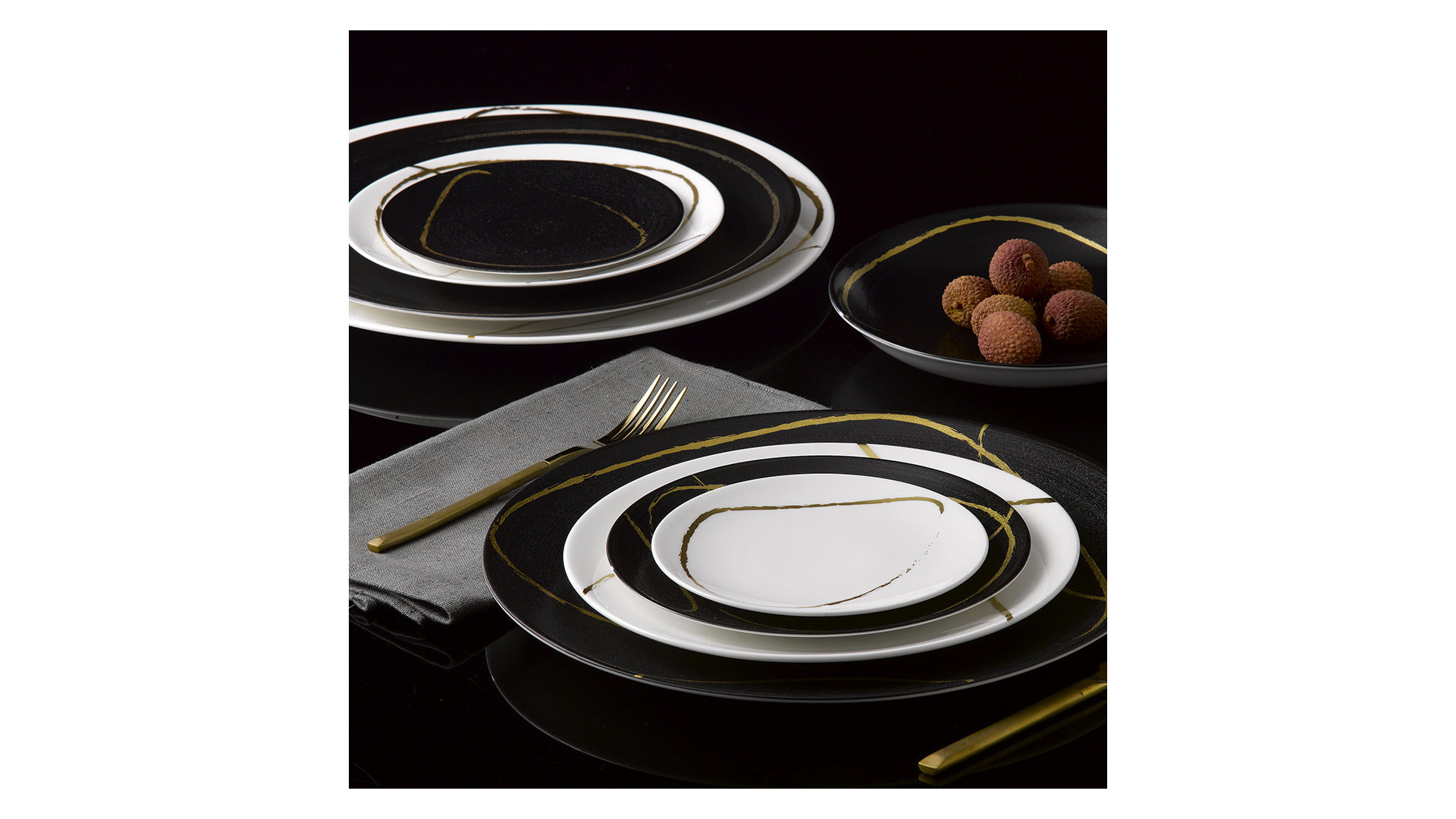 10654665 Royal Crown Derby Блюдо Royal Crown Derby "Эскиз. Черный" 34см Фарфор, Керамика  - Вид №2