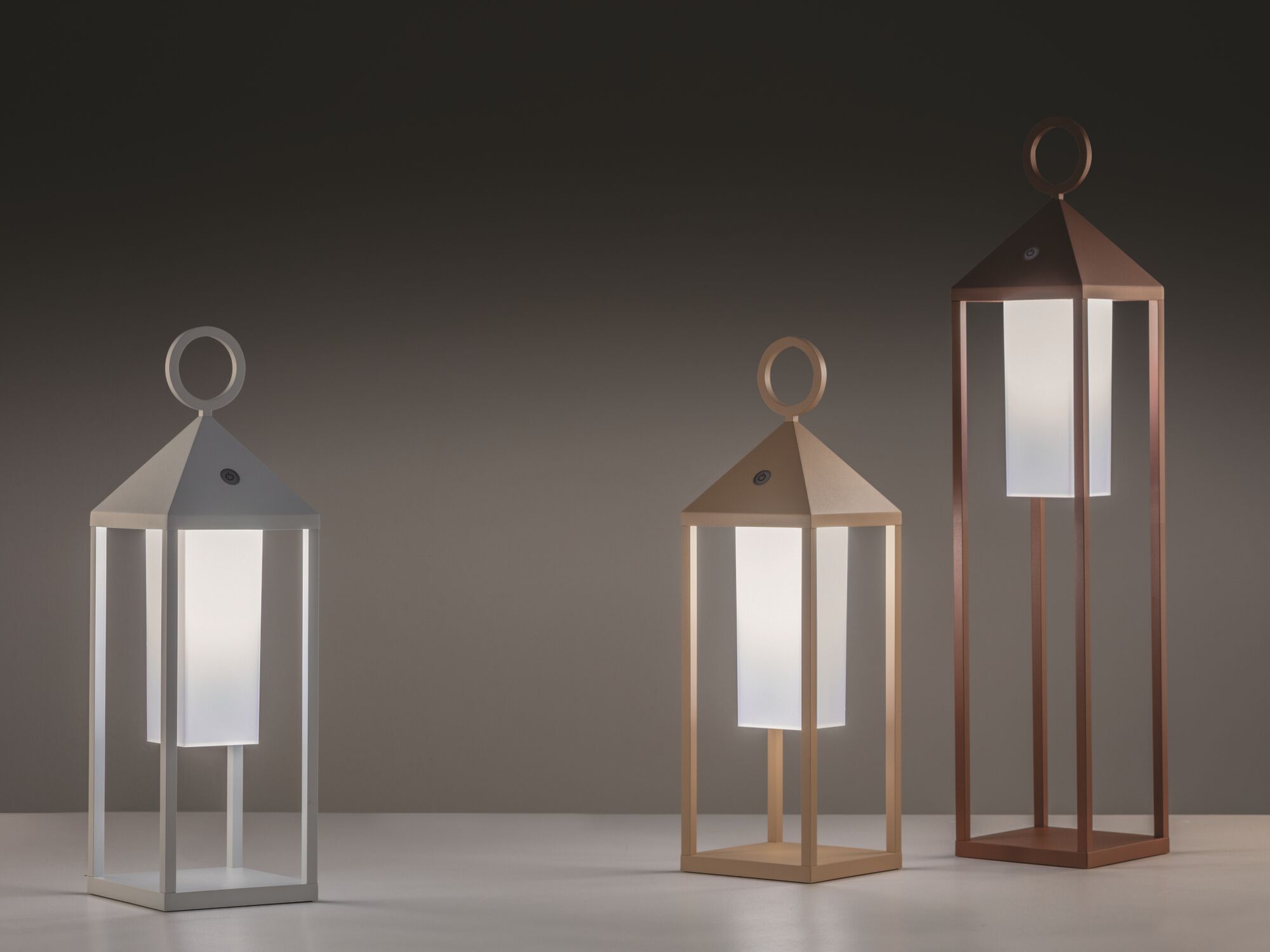 Светодиодная настольная лампа из литого алюминия с USB-зарядкой PAN Portable ARCH-00042526