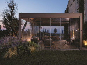 Самонесущая беседка с поворотными решетками