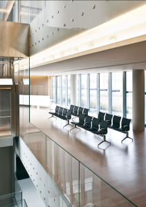 Кожаное напольное сиденье с подлокотниками