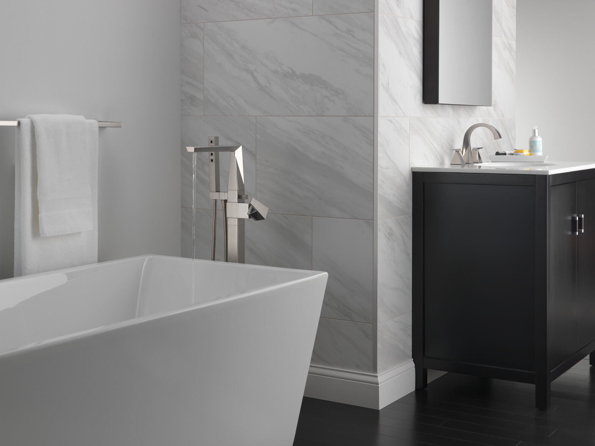 74330-SS 30-дюймовый полотенцесушитель Delta Faucet Trillian Нержавеющая сталь  - Вид №1