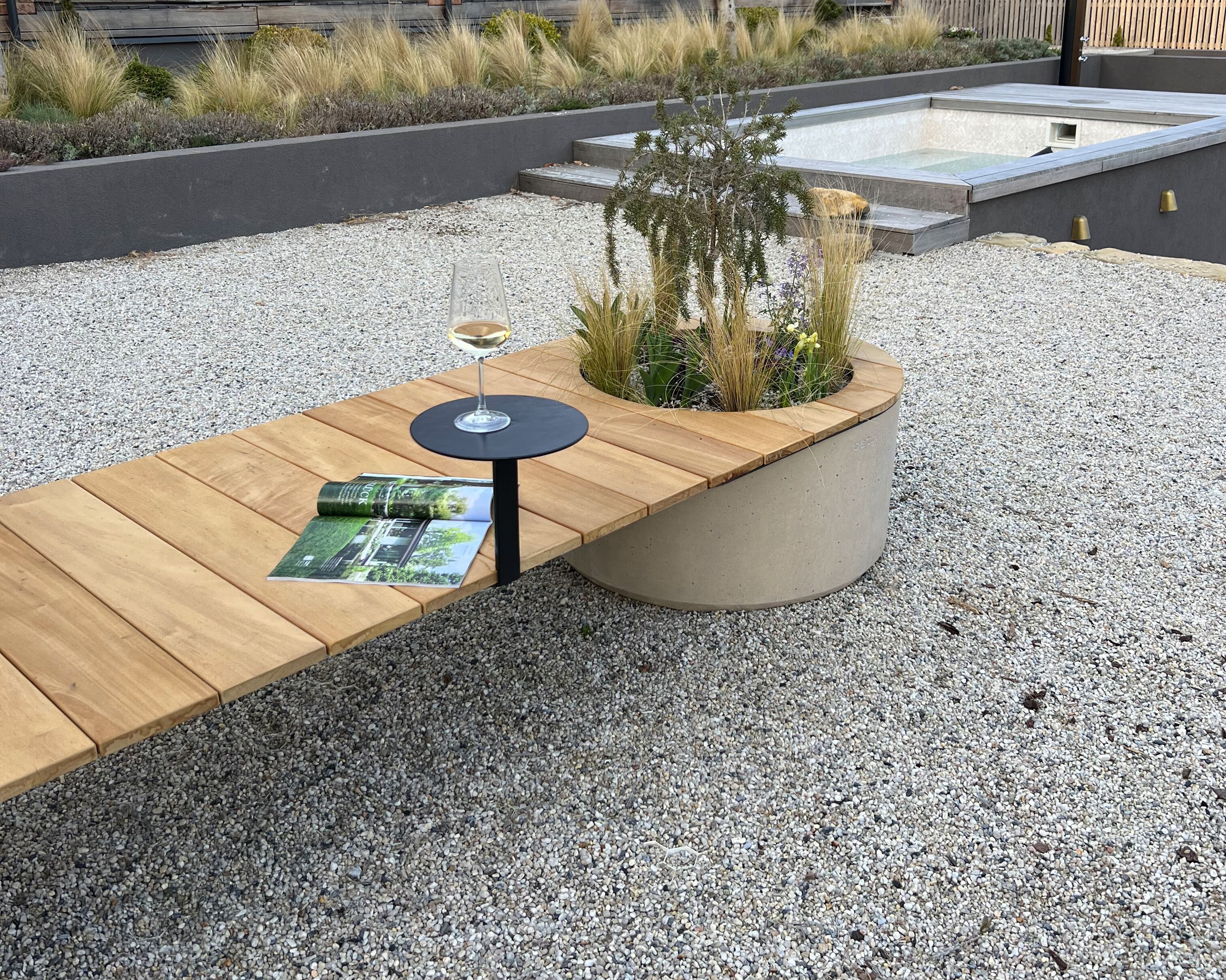 Бетонная скамейка со встроенным плантатором Betoni Grand Benches ARCH-00132743 - Вид №3