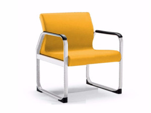 Тканевое кресло с подлокотниками