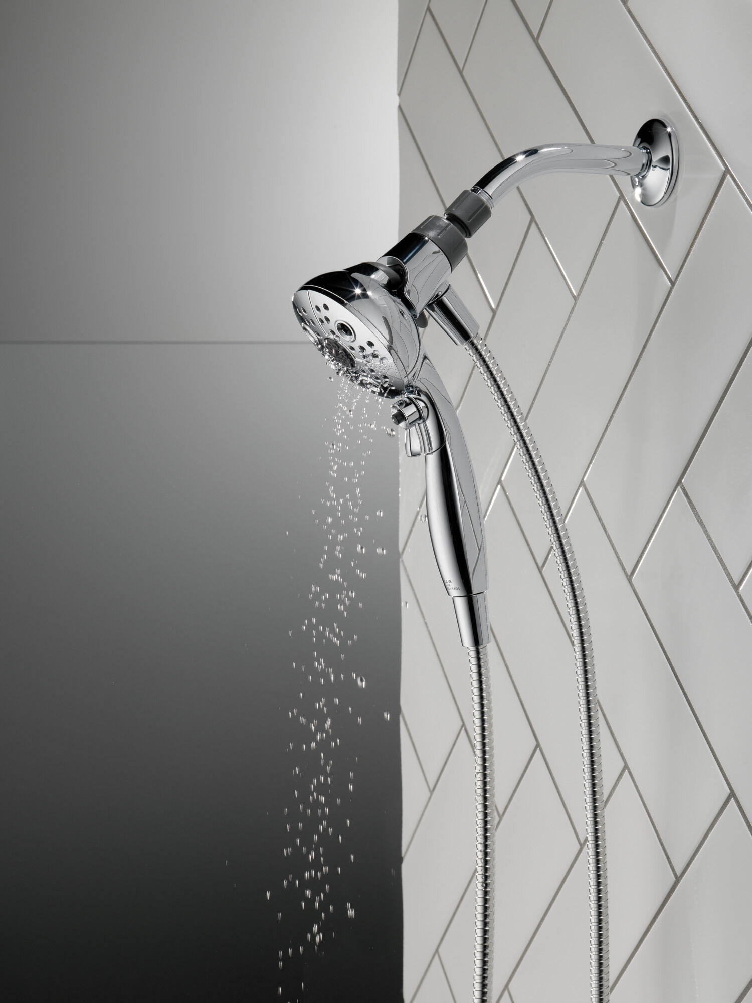 75507 Ручной душ SureDock ™ с 5 настройками Delta Faucet DELTA Хром - Вид №20