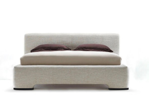 Двуспальная мягкая кровать из ткани