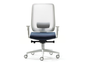 Регулируемое по высоте вращающееся офисное кресло с подлокотниками