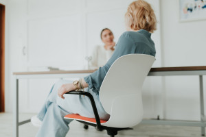 4 спицы рециркулированный материал поворотный операционный стул