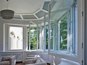 Деревянное окно с термической резкой