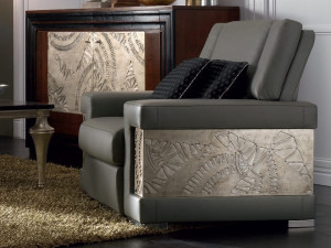 Серебряное кресло с подлокотниками