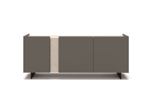 Деревянный шкаф с распашными дверями