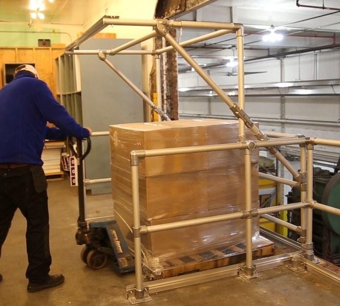 ArtSteel Подъемно-поворотная дверь из горячеоцинкованной или окрашенной в желтый цвет стали Palletgate Sgpgtyagv Santreyd  - Вид №1