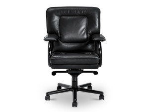 Кожаное офисное кресло с колесами