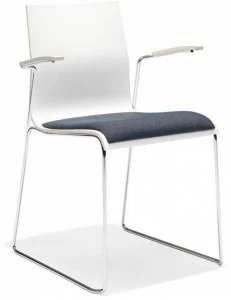 Casala Штабелируемый конференц-стул на салазках из меламина с подлокотниками Noa i 782/10