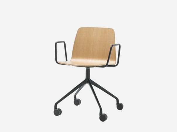 Офисное кресло из дуба с колесами с подлокотниками на насесте INCLASS Varya Wood ARCH-00123048