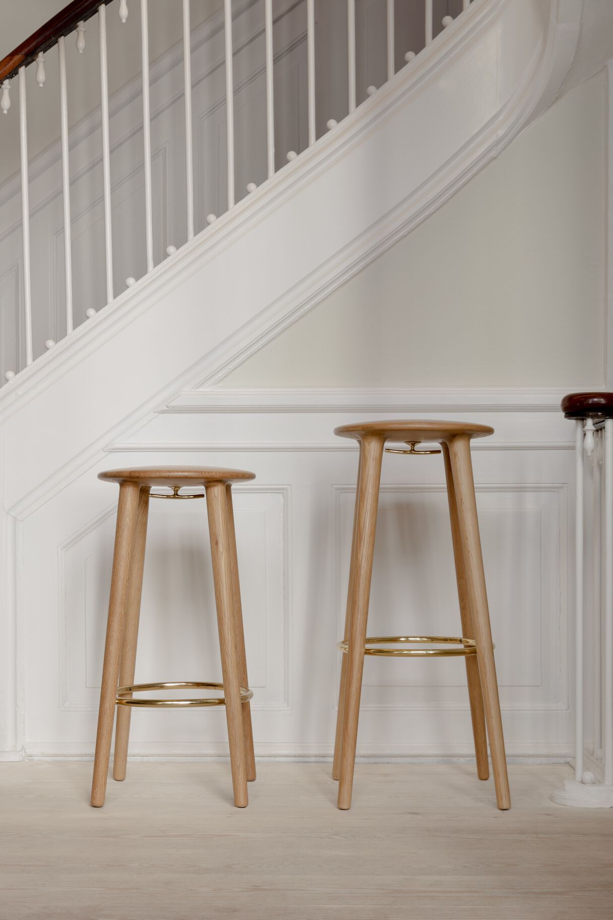 Высокий дубовый стул с подставкой для ног UMAGE светская львица ARCH-00128096 - Вид №2