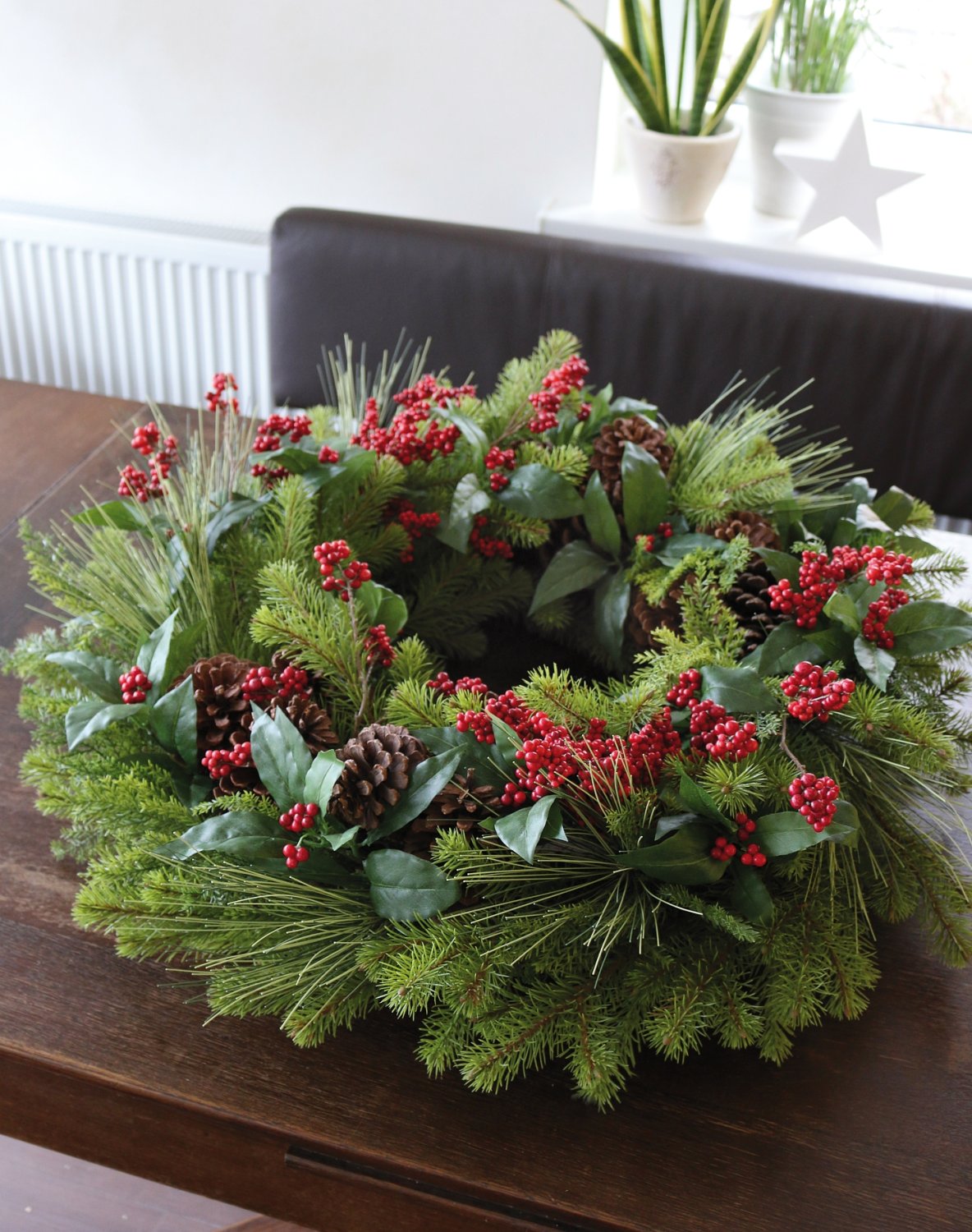 2001 844 a3 Искусственный венок 'микс зелени / ягод / шишек' Ø 76 см, зелено-красный H-andreas  - Вид №1