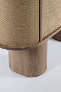 Деревянный шкаф с распашными дверями