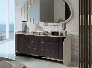 Деревянный комод