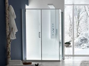 Стеклянная угловая душевая кабина с поворотной дверью