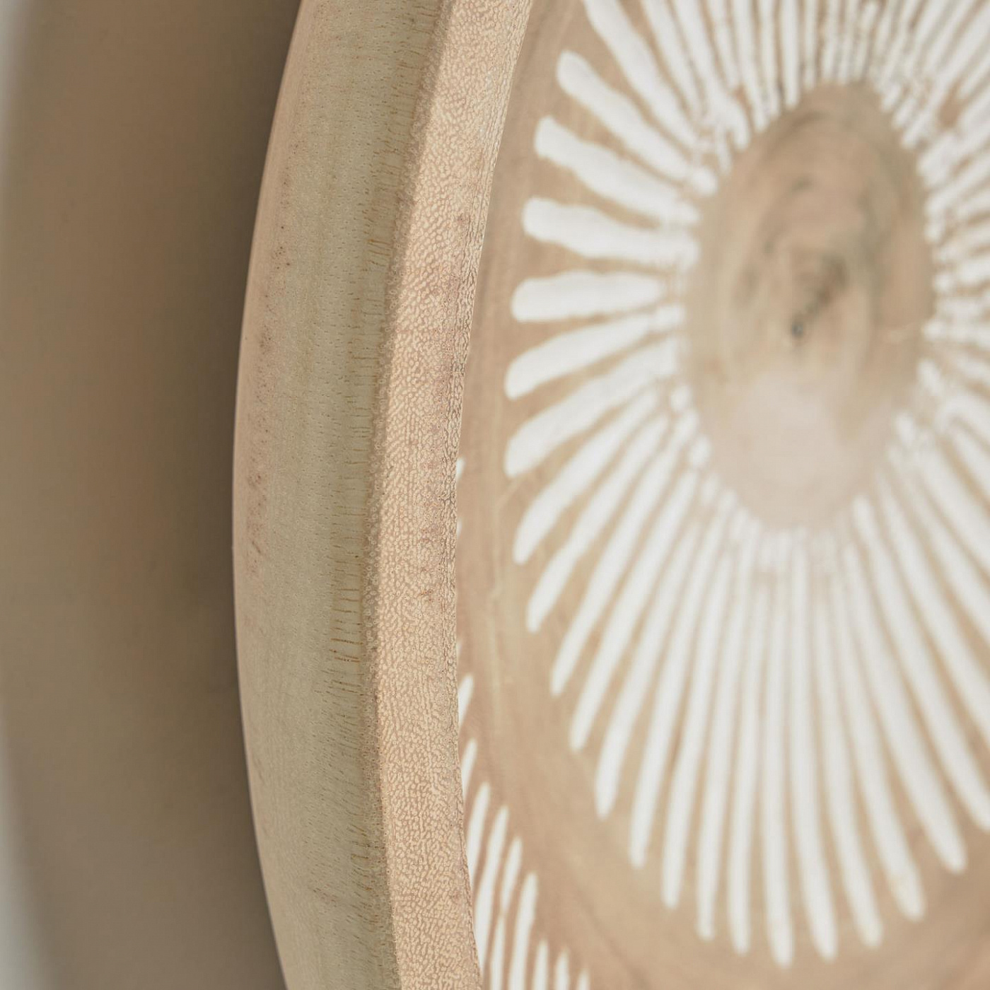 101080 Настенная панель Mely из массива мунггура в белую полоску Ø 49 см La Forma Melisa  - Вид №1