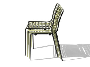 Стальной штабелируемый садовый стул с подлокотниками