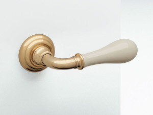 Ручка на розетке